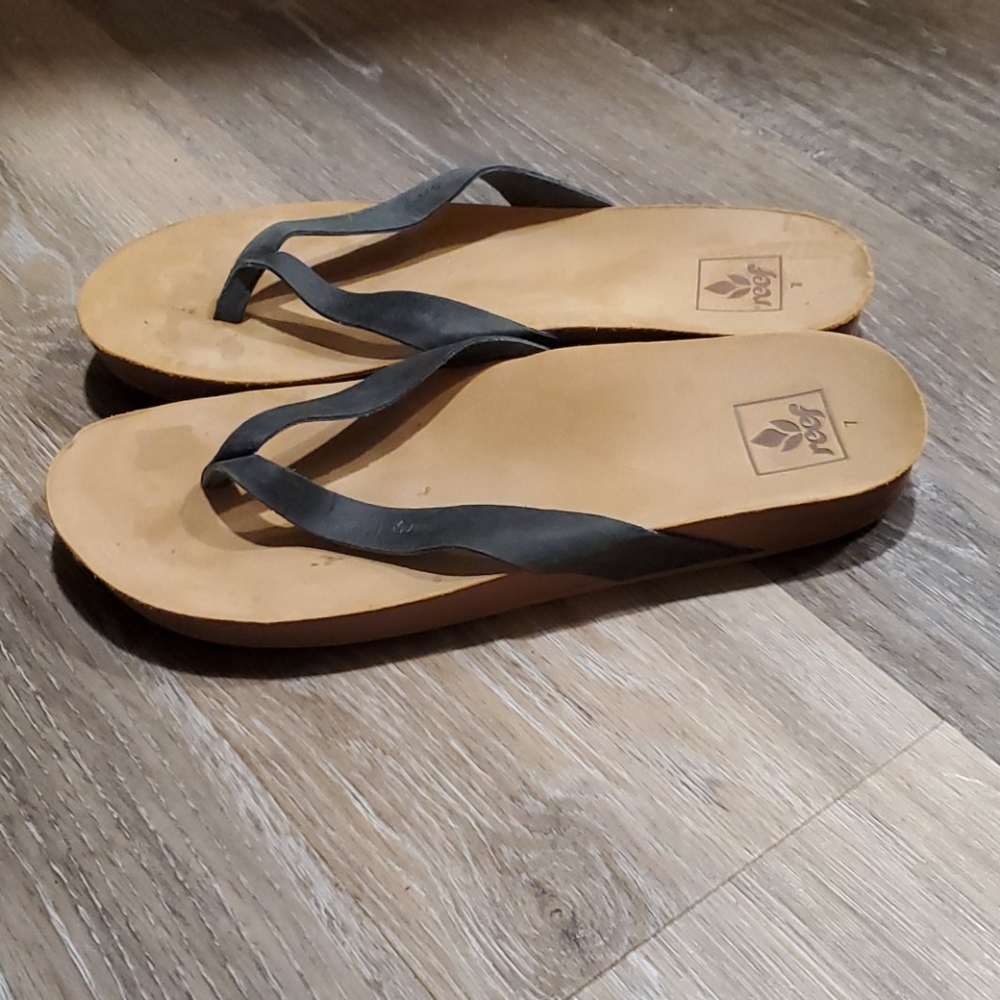 Reef black leather and super soft sole. Size 7